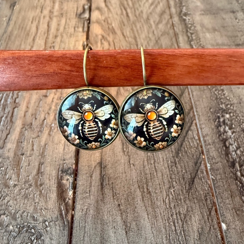 BNWT 🐝 Bee Fashion Earring